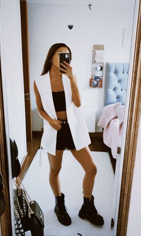 Outfit Para Fiesta Casual, Outfit Chaleco Blanco, Chaleco Blanco Outfit, Outfits Juvenil, Outfit Botas, Look Festival, Fiesta Outfit, Nashville Outfits, Outfit Primavera