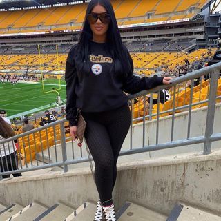 #1 Steeler Nation Babes Page (@babesofsteelernation) • Instagram photos and videos Steelers Jersey Outfit Woman, Steelers Game Day Outfit Woman, Steelers Outfit Woman, Football Jersey Dress, Steelers Outfit, Nfl Wives, Steelers Women, Football Jersey Outfit, Steelers Girl