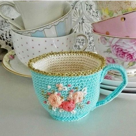 Crochet Tea Cup, Crochet Mug Cozy, Patterns Flowers, Crochet Knit Hat, Crochet Food, Crochet Decoration, Fun Crochet Projects, Granny Square Crochet Pattern, Crochet Round