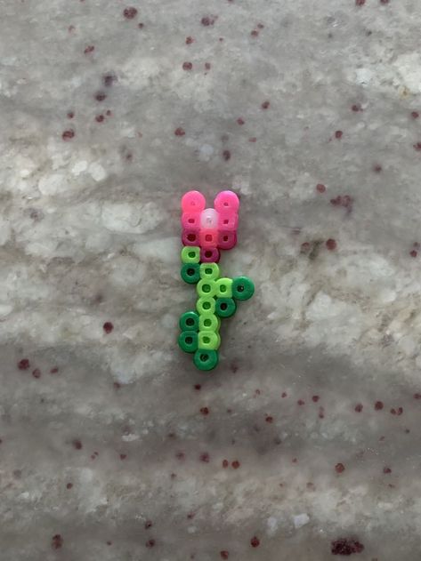 Peeler Bead Ideas Mini, Simple Small Perler Bead Patterns, Perler Beads 14x14, Tiny Perler Bead Patterns Easy, Mini Perler Bead Ideas, Iron Bead Art, Simple Perler Beads, Perler Bead Charms, Small Fuse Bead Ideas