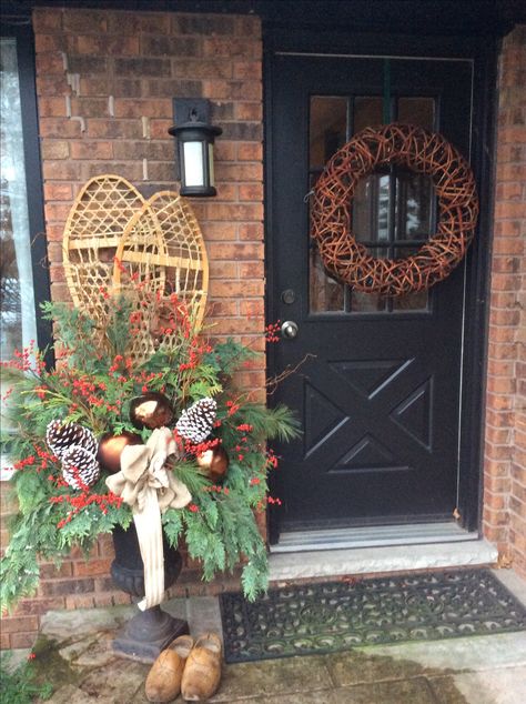 Snow Shoes Christmas Decor, Snowshoe Decor, Winter Urns, Christmas Porch Ideas, Mercer House, Winter Displays, Christmas Sled Decoration, Lake Christmas, Winter Pots