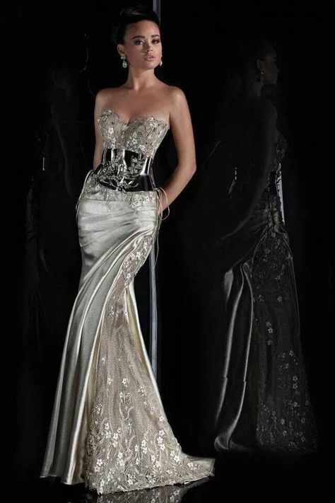 Modern silver gown with embellished bodice and matching side panels on gown, and silver metal belt Fete Emo, Silver Gown, Fashion Gowns, Couture Gowns, Silver Dress, Gorgeous Gowns, Beautiful Gowns, Fancy Dresses, Dream Dress