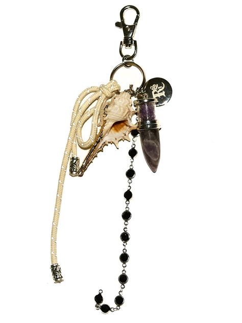 Keyring designed RSSC. These are witty items that are good to give points to your daily items.  - Unique multi-object detail- Shell pendant detail- Ethnic mood Layered Metal Jewelry, Metal Charms, Rustic Jewelry, Funky Jewelry, Chain Necklaces, Girly Jewelry, Shell Pendant, Jewelry Inspo, Piercing Jewelry