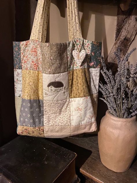 27 Exquisite Quilted Bag Patterns Quilted Tote Bags Patterns, Quilted Bag Patterns, Patchwork Tote Bags, Sewing Machine Projects, Costura Diy, Quilted Tote Bags, Crochet Clutch, Quilted Totes, Patchwork Bags