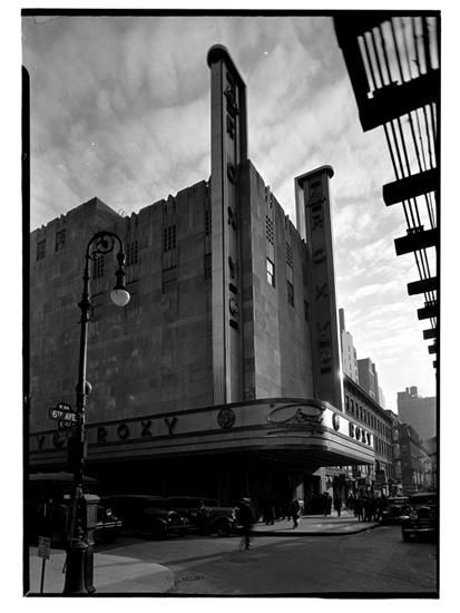 Art Deco Theatre, New York Theatre, Lost Movie, Art Deco Theater, Roxy Theater, New York Theater, Theatre Interior, Radio City Music Hall, Nyc Art