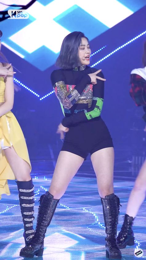 Ryujin Wannabe Outfit, Ryujin Body Goals, Kpop Body Reference, Ryujin Body, Ryujin Wannabe, Preformance Outfits, Human Poses Reference, My Chemical, Blackpink Fashion