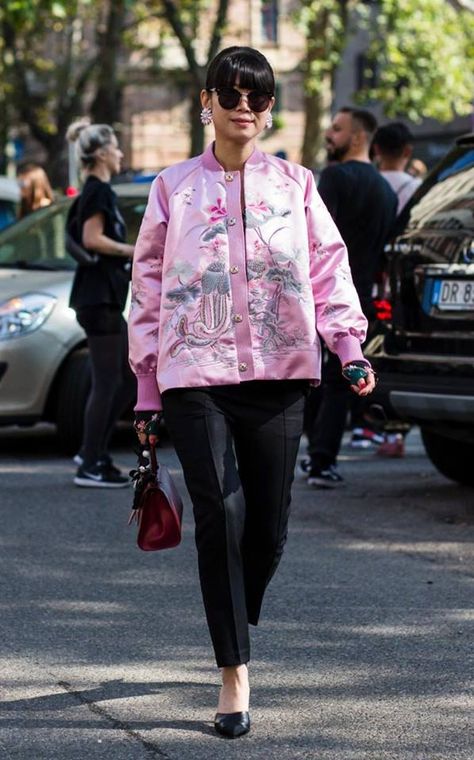 Street Style Milan, Chinese Jacket, Sweden Fashion, Embroidery Fashion Detail, Milan Fashion Week Street Style, Milan Street Style, Simple Fall Outfits, Embellished Denim, Street Style Trends