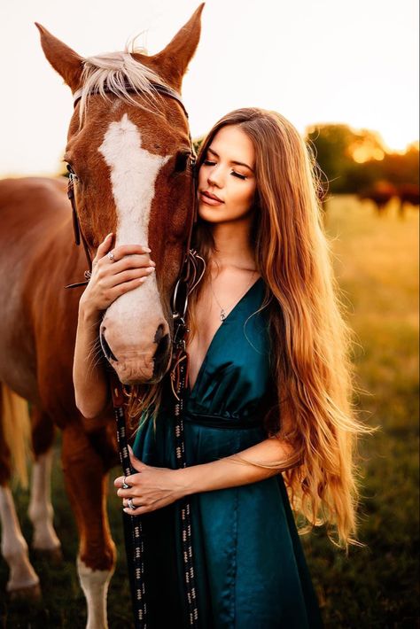 Rancho Photoshoot, Portrait With Horse Photo Shoot, Photo Session With Horse, Horse Model Photoshoot, Horse And Woman, Western Horse Photoshoot Ideas, Horse And Woman Photography, Horse Shoot, Photo Shoot With Horses Fairytale