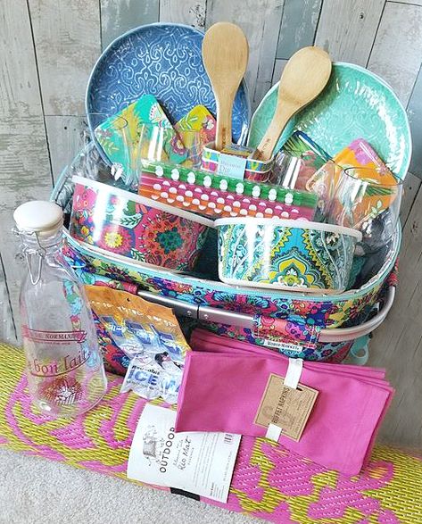 Picnic Themed Gift Basket, Patio Gift Basket Ideas, Picnic Gift Ideas, Picnic Basket Gift Ideas, Picnic Gift Basket Ideas, Pinic Basket, Picnic Gift Basket, Perfect Picnic Basket, Picnic Gifts