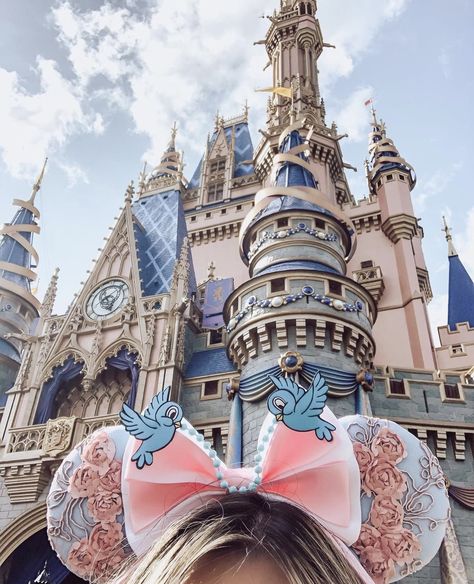 Disney Ears Aesthetic, Disneyland Ears Aesthetic, Disneyland Minnie Ears, Mickey Mouse Ears Aesthetic, Disney Ear Aesthetic, Mini Mouse Ears Disneyland, Disney World Ears, Disney Core, Disney Poses