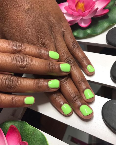 Lime Green Short Nails, Lime Green Nails Short, Lime Nails, Lime Green Nails, Dip Nail Colors, Natural Manicure, Nails Salon, Cnd Shellac, Nail Jewelry