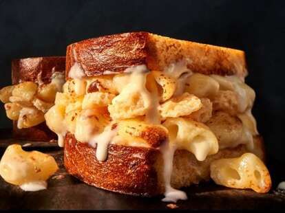 Grilled Mac And Cheese Sandwich, Mac And Cheese Sandwich, Grilled Mac And Cheese, Cheese Sandwich Recipe, Classic Mac And Cheese, Crispy Chicken Sandwiches, Spicy Chicken Sandwiches, Cheese Sandwich Recipes, Parmesan Crisps