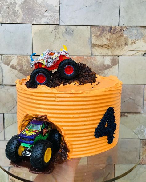 Fun and easy monster truck cake ideas for an amazing kids' birthday party. Includes simple DIY decorations and hot wheels themes. Save to your board for more party planning tips! Monster Truck Cake Ideas, Truck Cake Ideas, Monster Truck Theme Birthday Party, Monster Jam Cake, Monster Truck Cupcakes, Monster Truck Birthday Cake, Monster Jam Birthday, Monster Jam Party, Monster Truck Theme