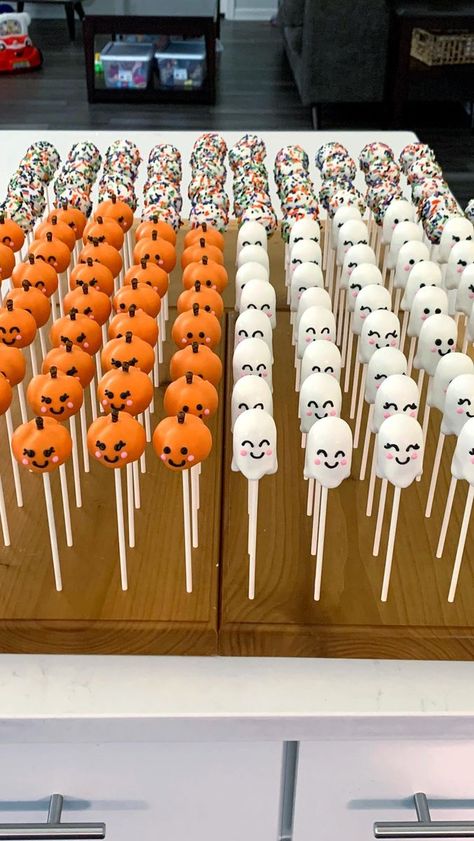 Halloween Cakepops Ideas, Recipes To Sell, Ghost Cake Pops, Halloween Cakepops, Cute Halloween Cakes, Elegant Cake Pops, Tk Ideas, Pumpkin Cake Pops, Spooky Cake