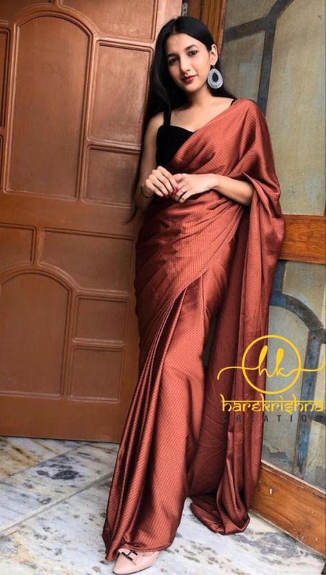 Satin Saree For Reception, Silk Saree Aesthetic, Satin Silk Saree Plain, Satin Saree Blouse Designs, Satin Saree Look, Convocation Saree, Mango Garden, Saree Satin, Satin Sarees