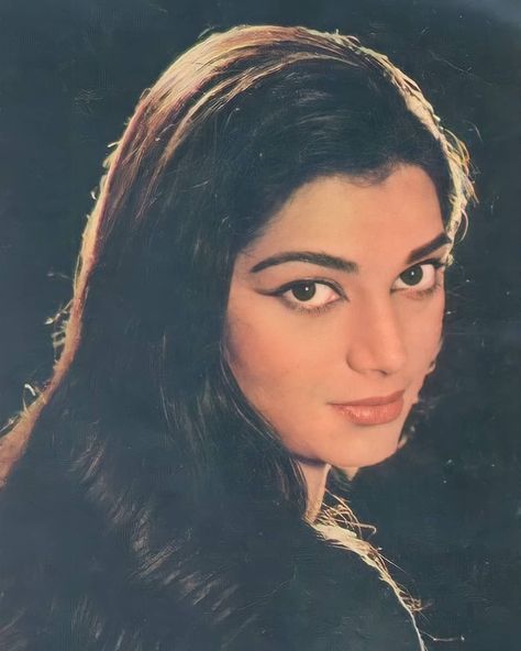 Simi Garewal, Retro Cinema, Indian Retro, Classic Posters, Film Icon, Retro Bollywood, Bridal Makeover, Vintage Bollywood, Vintage Icons