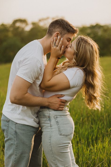 couple photography inspo Bigger Couples Photoshoot, Plus Size Couple Photoshoot, Chubby Guy, Couples Hugging, Centerpieces Diy, Engagement Pictures Poses, Couple Picture, Engagement Picture, Couples Vibe