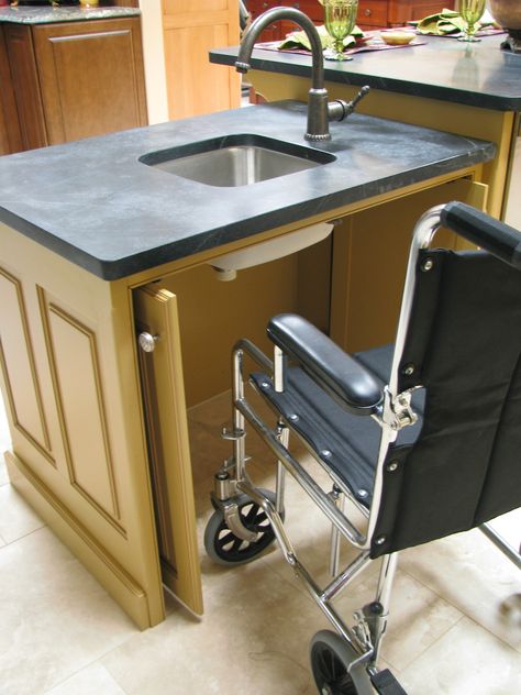 wheel chair access for sink cabinet Accessible House, Accessible Kitchen, Ada Bathroom, Traditional Kitchen Design, Accessible Bathroom, Tableau Design, Wheelchair Accessible, Kitchen Design Ideas, Kitchen Remodeling Projects