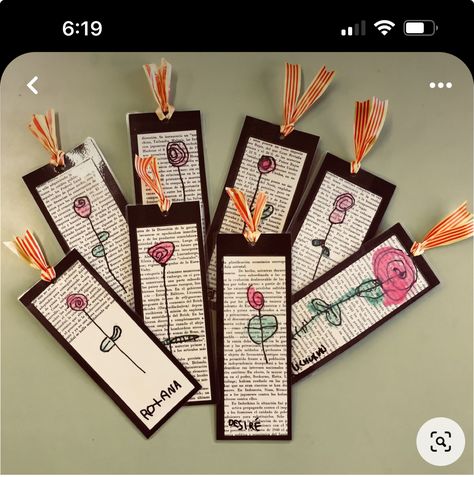 Ideas Sant Jordi, San Jordi, 1st Grade Crafts, Abstract Tattoo Ideas, Homemade Bookmarks, Abstract Tattoos, Old Book Crafts, Mother's Day Gift Card, Easy Holidays Crafts