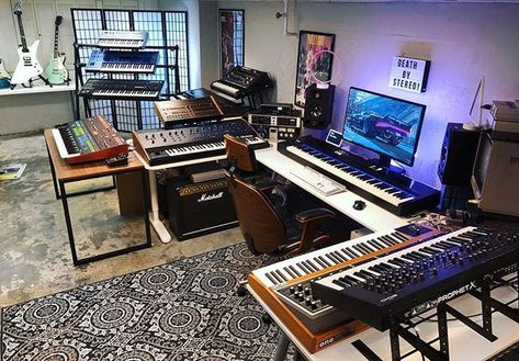 Sweet synths in this epic studio.  By @protovolt  #musicstudio #musicproducer Small Music Studio Ideas, Small Music Studio, Music Bedroom, Home Music Rooms, Home Studio Ideas, Recording Studio Design, Recording Studio Home, Home Studio Setup, Studio Desk