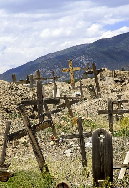 Este es un cementerio muy antiguo. Está en Mexico. El cementerio tiene muchas tumbas de personas. Un cross es para el religión de Christianity. Western Cemetery, Pioneer Homestead, New Mexico Road Trip, Old Cemetery, Travel New Mexico, Taos Pueblo, Cemetery Headstones, Taos New Mexico, Virginia City