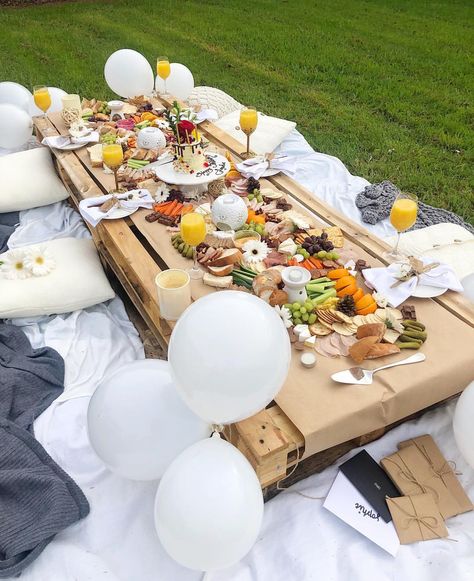 Sheena sur Instagram : details of yesterday’s surprise garden picnic to celebrate @sophiiely’s 24th birthday 💫 pallets, cosy throws, a white themed aesthetic, a… Disco Theme Parties, Boho Garden Party, Food Bouquet, Picnic Birthday Party, Disco Party Decorations, Deco Champetre, Backyard Picnic, Picnic Inspiration, Disco Theme