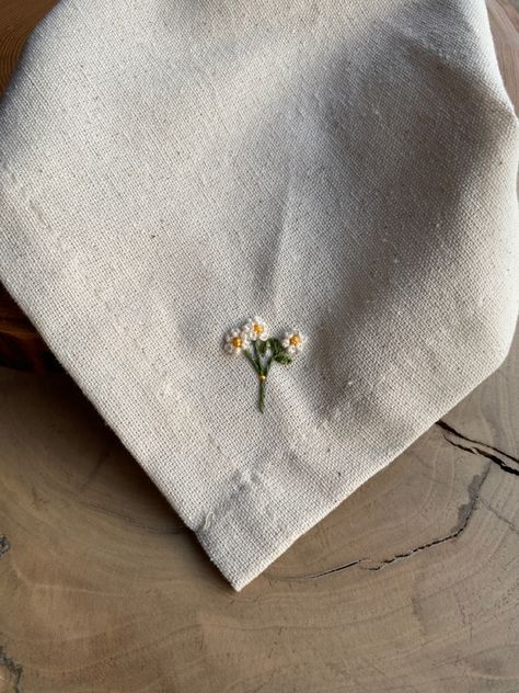 Cloth Napkins Embroidery, Linen Napkin Embroidery, Placemat Embroidery Ideas, Cloth Napkin Embroidery, Embroidery On Napkins, Cute Hand Embroidery Designs, Embroidery Napkins Table Linens, Napkin Embroidery Ideas, Cute Simple Embroidery