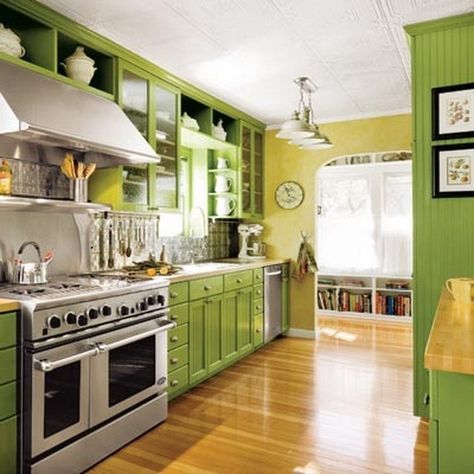 Tips and ideas for the olive green kitchen - Virily Yellow Kitchen Paint, Colorful Cabinets, Yellow Kitchen Designs, Olive Green Kitchen, Kitchen Color Green, Green Kitchen Walls, Green Kitchens, House Magazine, Kitchen Colours