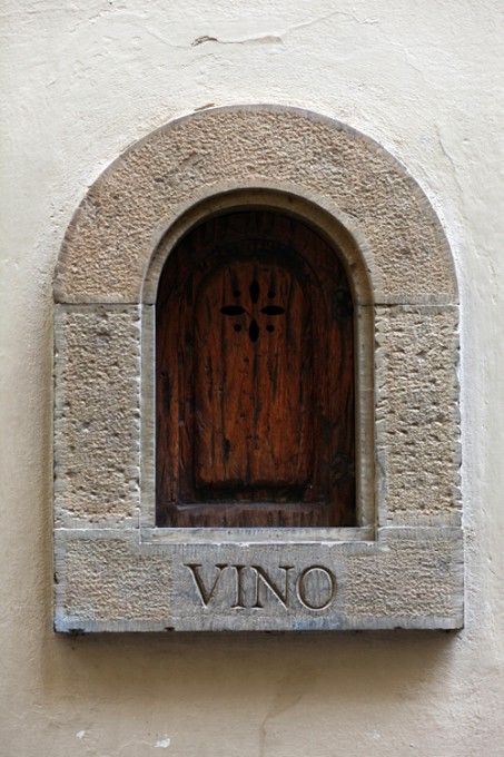 Wine Window, Bedroom Aesthetic Cozy, Italian Vibes, Mediterranean Summer, Dolce Far Niente, Florence Tuscany, Summer Wines, Italy Summer, Olden Days