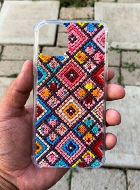 Huichol Art Pattern, Handmade Mobile Cover Ideas, Embroidery Mobile Cover, Mobile Cover Diy Handmade, Handmade Mobile Cover, Beaded Phone Case, Phone Craft, Phone Case Diy Paint, Diy Phone Case Design