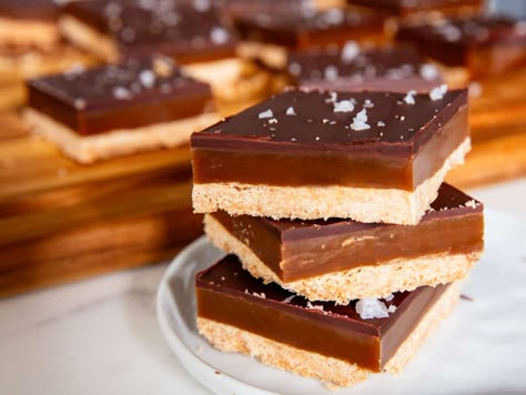 Icing Christmas Cookies, Traditional Shortbread Recipe, Millionaire Shortbread Recipe, Millionaire's Shortbread, British Desserts, Millionaire Shortbread, Bars And Squares, Bars And Cookies, Sweet Bites