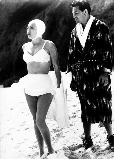 Lana Turner & John Garfield - THE POSTMAN ALWAYS RINGS TWICE The Postman Always Rings Twice, Postman Always Rings Twice, Garfield Vintage, John Garfield, Vartan Sylvie, The Postman, Lana Turner, Vintage Swimsuits, Original Photo