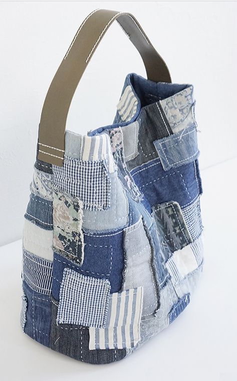 Denim Patchwork Bag, Denim Bags From Jeans, Tas Denim, Blue Jean Purses, Denim Bag Patterns, Jean Purses, Denim Crafts Diy, Blue Jeans Crafts, Upcycled Bag