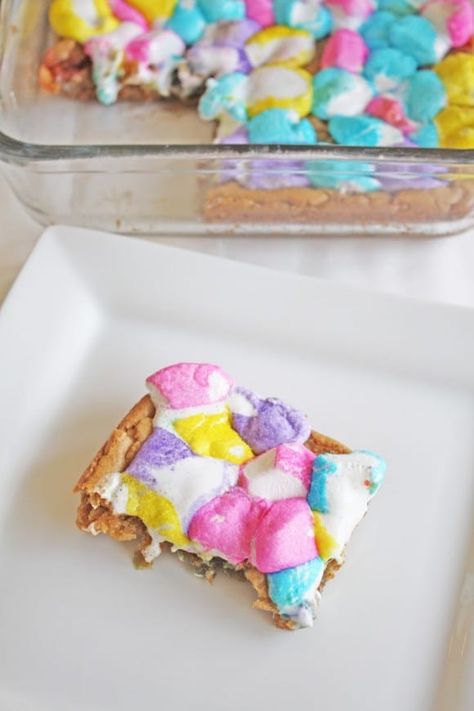 Peeps Blondies Recipe Easter Candy Crafts, Peeps Dessert, Peeps Recipes, Dessert Easter, Easter Deserts, Blondie Recipe, Easter Marshmallow, Easter 2024, Marshmallow Peeps