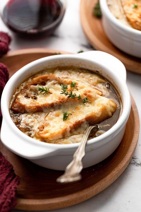 Cozy up with a rich, decadent bowl of Vegetarian French Onion Soup. It's just as savory and satisfying as the classic version - you won't miss the beef broth with this umami-loaded, super flavorful broth and everyone's favorite cheesy bread topping. Soup With Bread, Vegetarian French Onion Soup, Crockpot French Onion Soup, Onion Soup Recipe, Cozy Soup, French Onion Soup Recipe, Onion Soup Recipes, Comfort Soup, Caramelized Onion