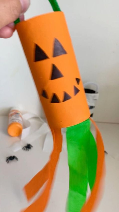 Halloween Windsock, Windsock Craft, Halloween Crafts For Kids To Make, Halloween Crafts Preschool, Halloween Crafts For Toddlers, October Crafts, Creative Kids Crafts, Fall Arts And Crafts, Halloween Arts And Crafts