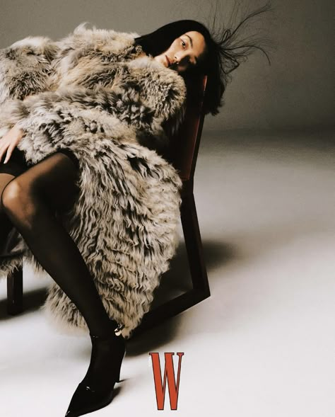 Coat Editorial, Kim Photoshoot, Fur Coat Photoshoot, January Photoshoot, Coat Photoshoot, Big Fur Coat, 2000s Baddie, Winter Photoshoot Ideas, March Fashion