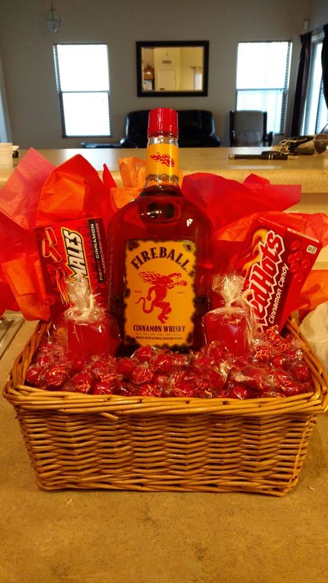 Fireball with edible cinnamon jolly rancher shot glasses, red hots, hot tamales, atomic fireballs Moonshine Basket Gift Ideas, Fireball Christmas Gift, Fireball Basket Gift Ideas, Fireball Gift Basket, Jolly Rancher Shot Glasses, Christmas Alcohol Gifts, Jolly Rancher Shot, Bingo Prizes, Bacon Bouquet