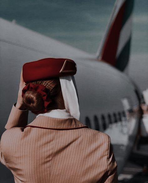 Qatar Airways Cabin Crew Wallpaper, Airhostess Aesthetic Wallpaper, Emirates Flight Attendant Aesthetic, Emirates Cabin Crew Wallpaper, Flight Attendant Pictures, Cabin Crew Wallpaper, Airhostess Aesthetic, Flight Attendant Emirates, Airlines Aesthetic