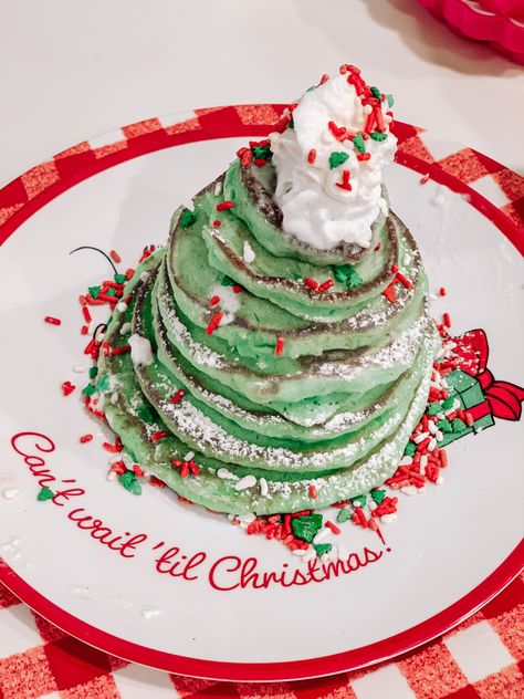 Green christmas tree pancakes Christmas Tree Pancakes, Christmas Pancakes, Xmas Desserts, Fun Breakfast, Breakfast Idea, Breakfast Pancakes, Protein Breakfast, Green Christmas Tree, Delicious Breakfast