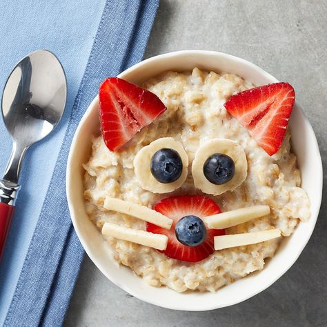 Kids will love this creative, healthy recipe with filling rolled oats, honey for natural sweetness and a fresh fruit kitty-cat face for a fun breakfast they'll actually want to eat! Breakfast For Toddlers, Oat Breakfast, 400 Calorie Meals, Breakfast Recipes Kids, Healthy Breakfast For Kids, Vegetarian Meal Plan, Overnight Oat, Oatmeal Bowls, Kids Meal Plan