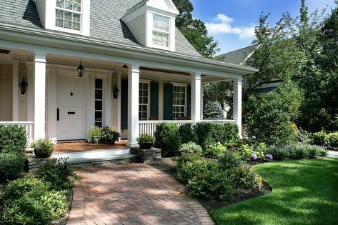 Front Yard Walkway, Veranda Design, Front Porch Garden, Porch Landscaping, Traditional Porch, Brick Pathway, Walkway Landscaping, Brick Walkway, Front Walkway