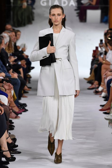 Giada Spring 2019 Ready-to-Wear Collection | Vogue Perfect Things, All Black Fashion, Spring Summer 2022, Office Style, Fun Fashion, Fashion Show Collection, Sportswear Women, Vogue Paris, Office Fashion