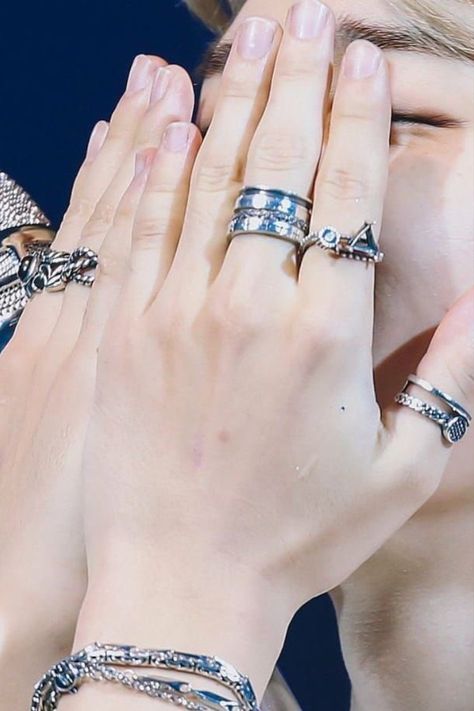 jewelry accessories, ring | hands #jimin #parkjimin #bangtansoyoendan #bts #aestethic #wallpaper #photos #hd #postcard #photoshoot #lockscreen Jimin's Hands, Bts Earrings, Bts Bracelet, Korean Accessories, How To Wear Rings, Accesories Jewelry, Bts Girl, Park Jimin Bts, Stylish Jewelry