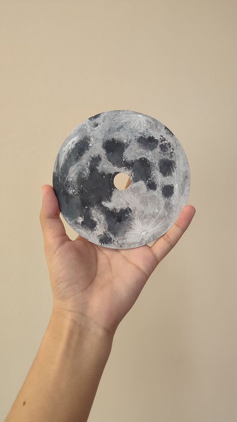 Moon Record Painting, What To Do With Records Vinyls, Art Wall Bedroom Drawing, Diy Art Room Decor, Dvd Ideas Diy, Diy Bedroom Door Decor, Painting On Disc, Art On Records, Painting Random Things In My Room