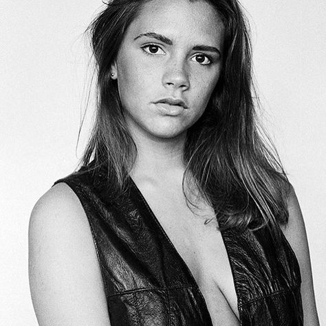 18 year old Victoria Beckham, 1992. @victoriabeckham photo - Geoff Marchant Victoria Beckham Young, Victoria Adams, Style Victoria Beckham, David And Victoria Beckham, Victoria Beckham Style, Posh Spice, Victoria B, La Girl, Queen Victoria