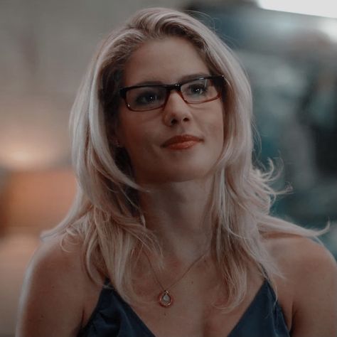 felicity smoak icons Felicity Smoak Icons, Felicity Smoak Aesthetic, Arrow Tv Show, Daenerys Targaryen Costume, Crush Cake, Oliver Queen Felicity Smoak, Arrow Oliver And Felicity, Arrow Felicity, Arrow Tv Series