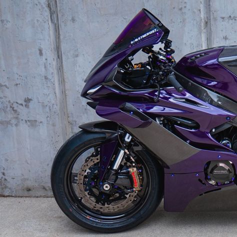 @synergist_ always manages to make brilliant themed bikes and we love it. That blue and purple kinda makes me think of a certain combo that would look sick!!! 🦎 #yamahar1 #bmws1000rr #bstcarbonwheels, #bstcarbonfibrewheels #customwheels #lighter #faster #stronger #carbonfibretechnology #bstwheels #bikelife #2wheels #rideordie #biketech #motorcyclelife #2wheelslovers #racebikes #s1000rr #suzukigsxr1000 #yamahar1 #apriliarsv4 #bmwhp4 #zx10r Purple Motorcycle, Purple Bike, Motorcycle Led Lighting, Pink Motorcycle, Motocross Love, Bike Aesthetic, Motorbike Design, Motorcycle Aesthetic, Mom Car