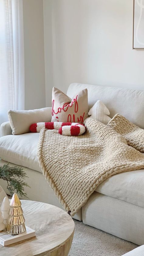 Let’s get cozy for the holidays with @thecozycollectiveco 🥰🎁🎄 I received the most beautiful chunky handmade throw blanket in color taupe!… | Instagram Christmas Room Decor Aesthetic, Christmas Couch Decor, Holiday Room Decor, Living Room Decor Neutral, Holiday Room, Cozy Christmas Decor, Neutral Christmas Decor, Holiday Throw, Neutral Christmas