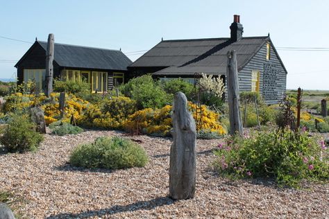 Derek Jarman Garden Prospect Cottage Prospect Cottage, French Coastal Decor, Derek Jarman, Coastal Chandelier, Seaside Garden, Famous Gardens, Gravel Garden, Coastal Gardens, Coastal Bedrooms